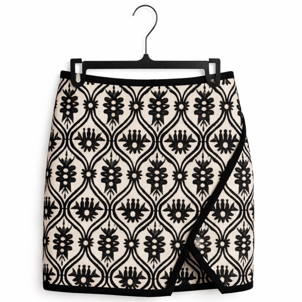 Express Black Mini Skirt Size 2 Back Zip Clubwear Night Out Trendy Cotton Blend